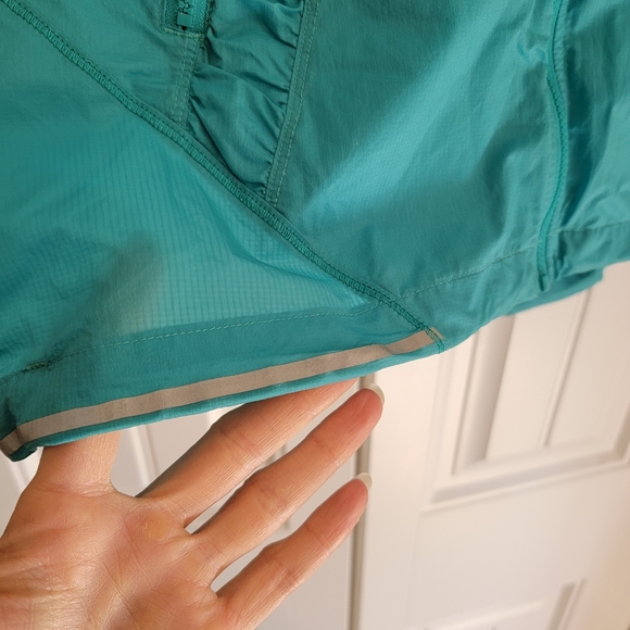 Lululemon mist wind proof running vest size 6. - Picture 3 of 4